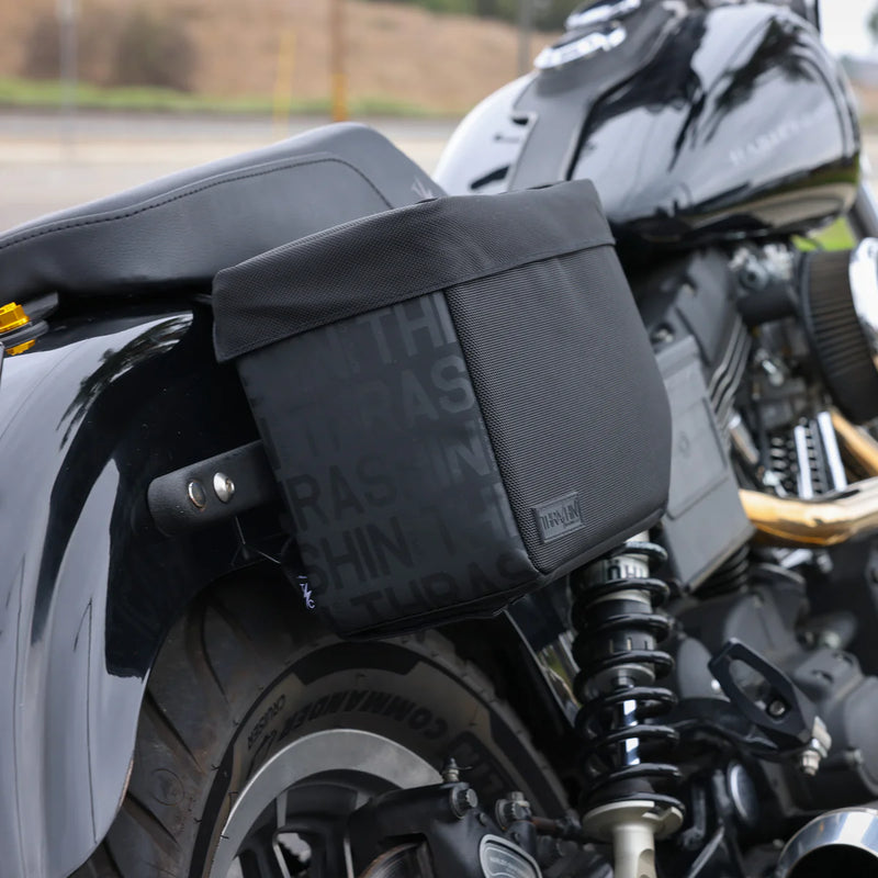 Thrashin Supply Essential Base 10L Throw-Over motorfiets zadeltas set