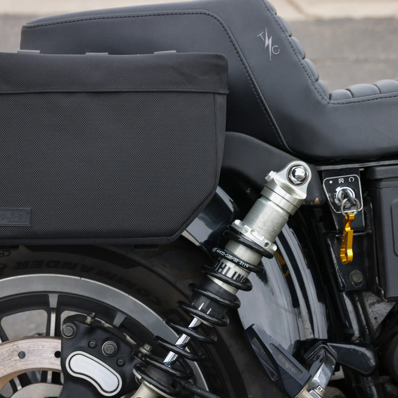 Thrashin Supply Essential Base 10L Throw-Over motorfiets zadeltas set