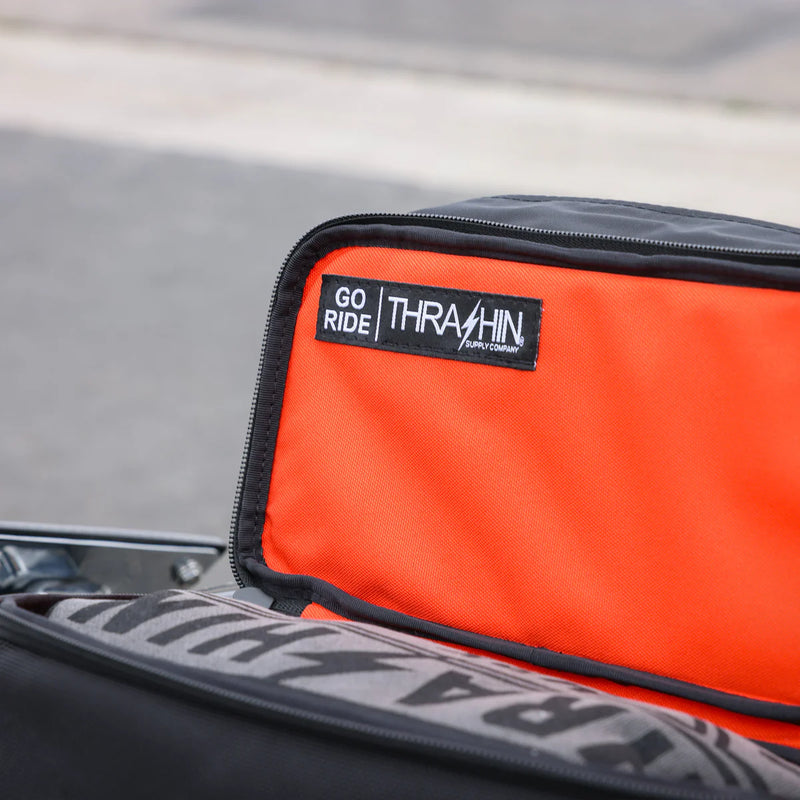 Thrashin Supply Essential Base 10L Throw-Over motorfiets zadeltas set