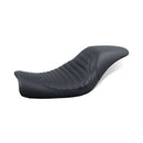Mustang Tripper Fastback 2-Up Seat for Harley 06-17 Dyna (excl. 14-17 Fat Bob) / Tuck n Roll  - Customhoj